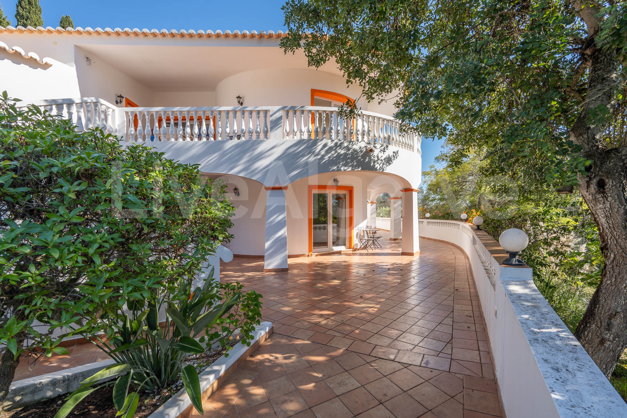 Modern Apartment with Pool