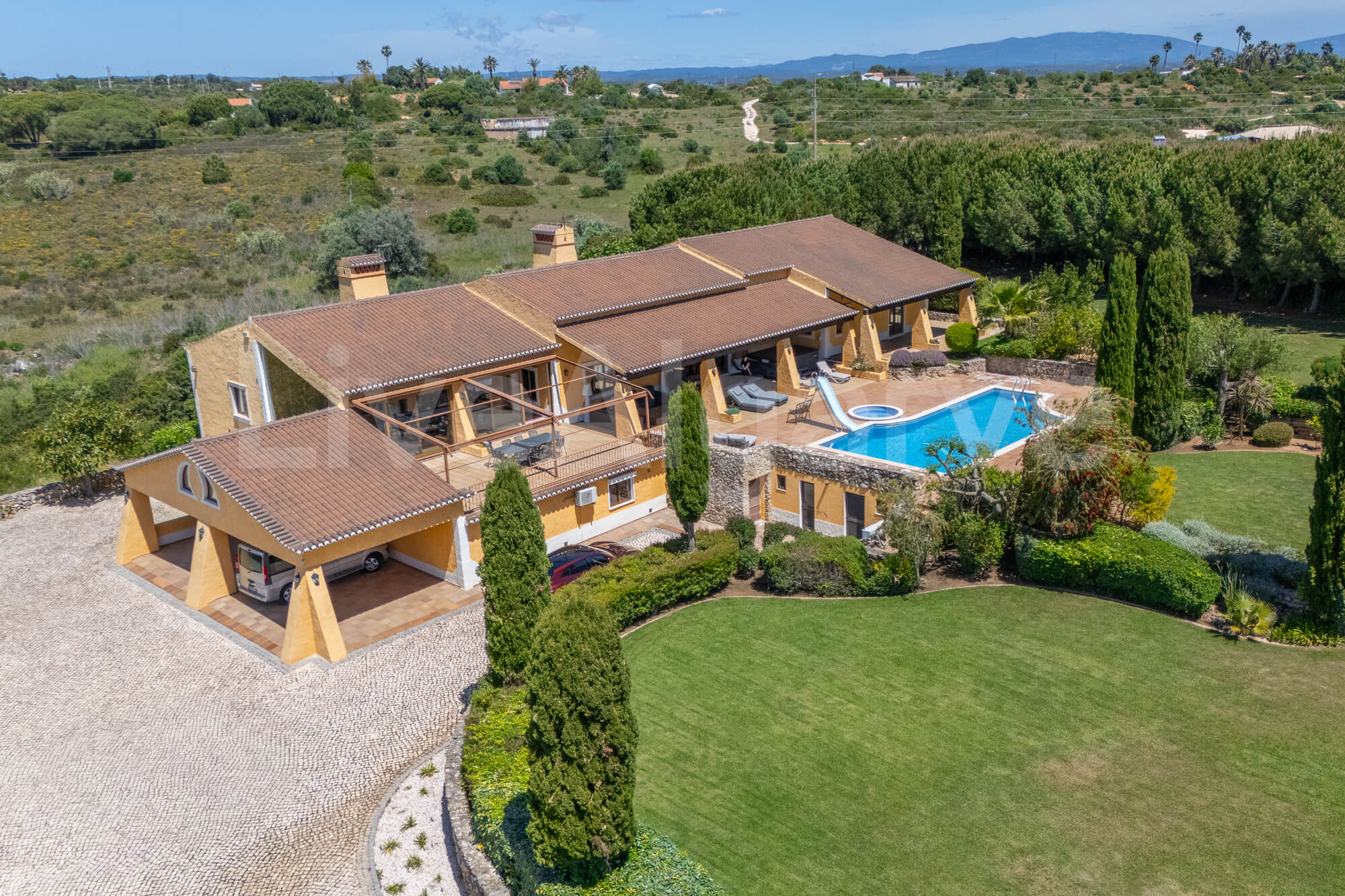 LUXURY | Outstanding T5+1 Country Villa at Ferrel, Praia da Luz for Sale – Lagos