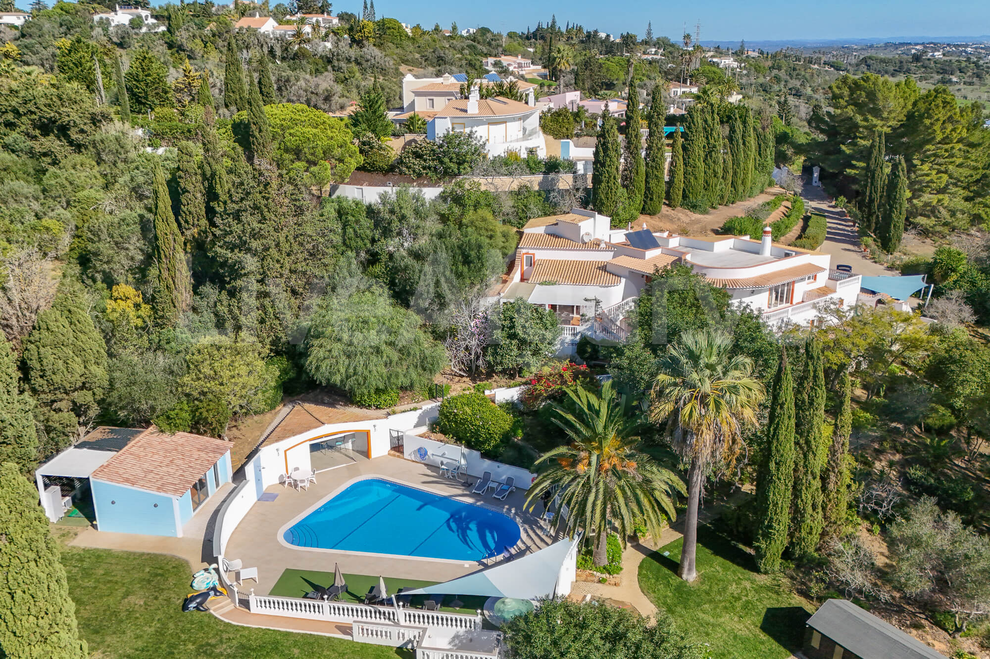 Great Value | Stunning 6-Bedroom for Sale in Funchal - Lagos
