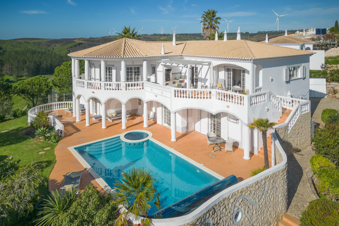 EXCLUSIF | Villa impeccable T6 avec Vue sur la Mer & le Golf à Vendre à Budens - Vila do Bispo