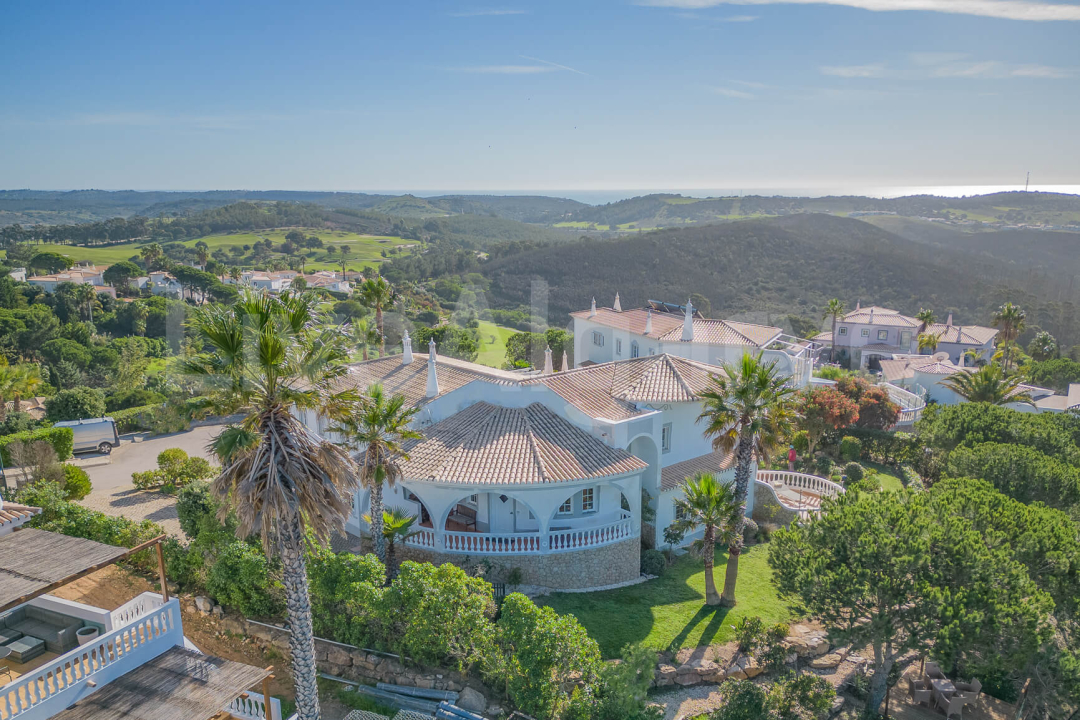 EXCLUSIF | Villa impeccable T6 avec Vue sur la Mer & le Golf à Vendre à Budens - Vila do Bispo