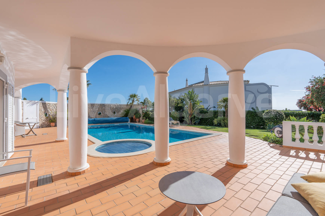 EXCLUSIF | Villa impeccable T6 avec Vue sur la Mer & le Golf à Vendre à Budens - Vila do Bispo