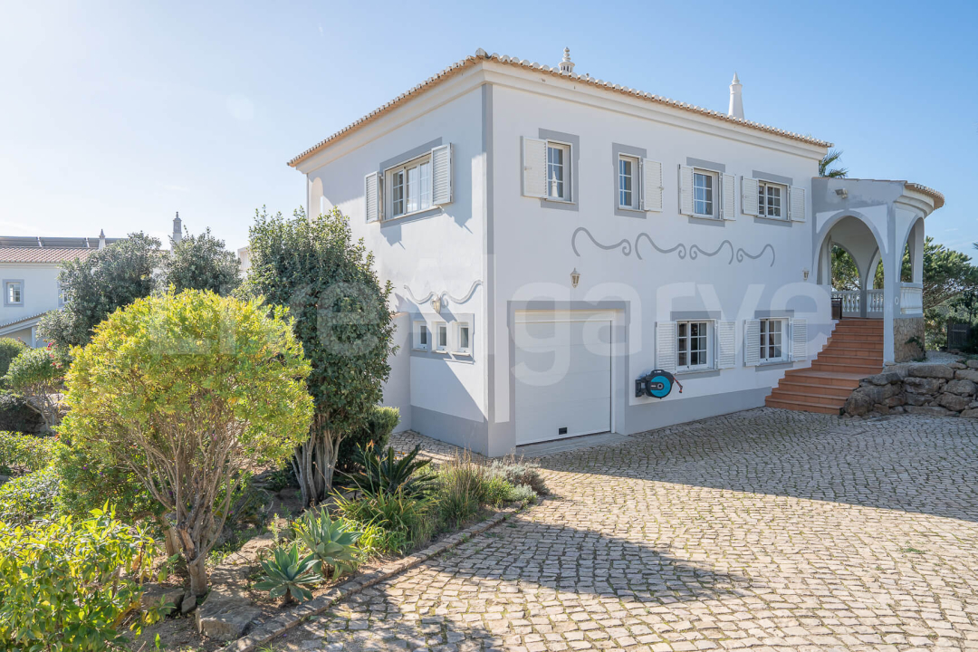 EXCLUSIF | Villa impeccable T6 avec Vue sur la Mer & le Golf à Vendre à Budens - Vila do Bispo