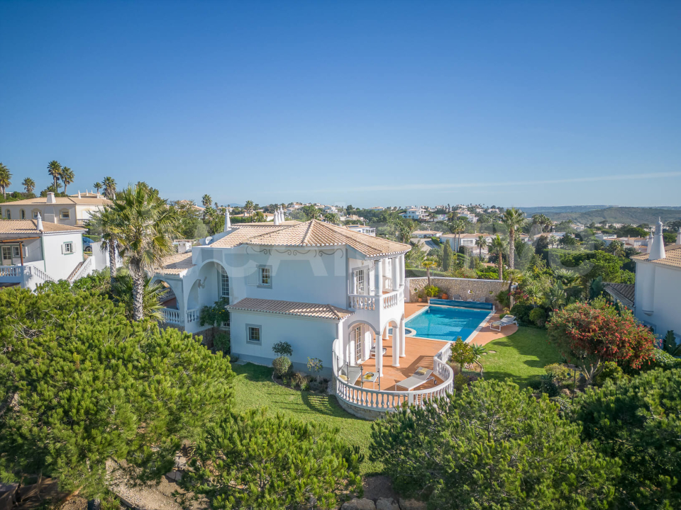 EXCLUSIF | Villa impeccable T6 avec Vue sur la Mer & le Golf à Vendre à Budens - Vila do Bispo