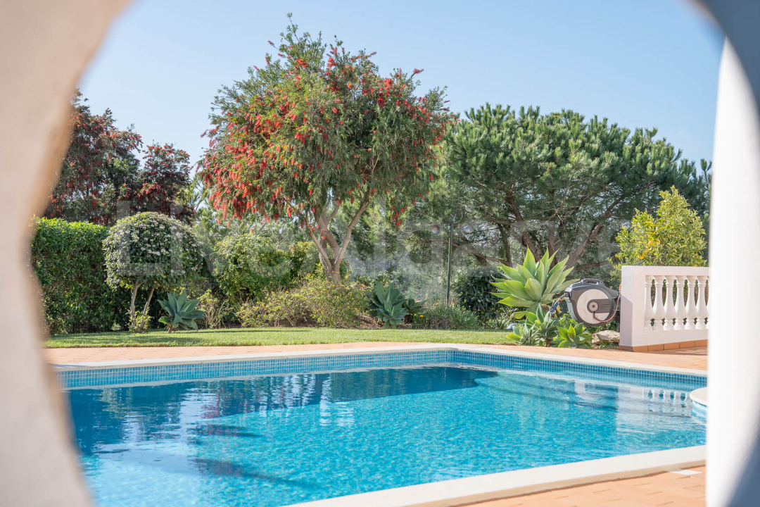 EXCLUSIF | Villa impeccable T6 avec Vue sur la Mer & le Golf à Vendre à Budens - Vila do Bispo