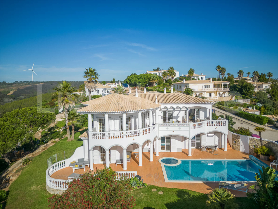 EXCLUSIF | Villa impeccable T6 avec Vue sur la Mer & le Golf à Vendre à Budens - Vila do Bispo