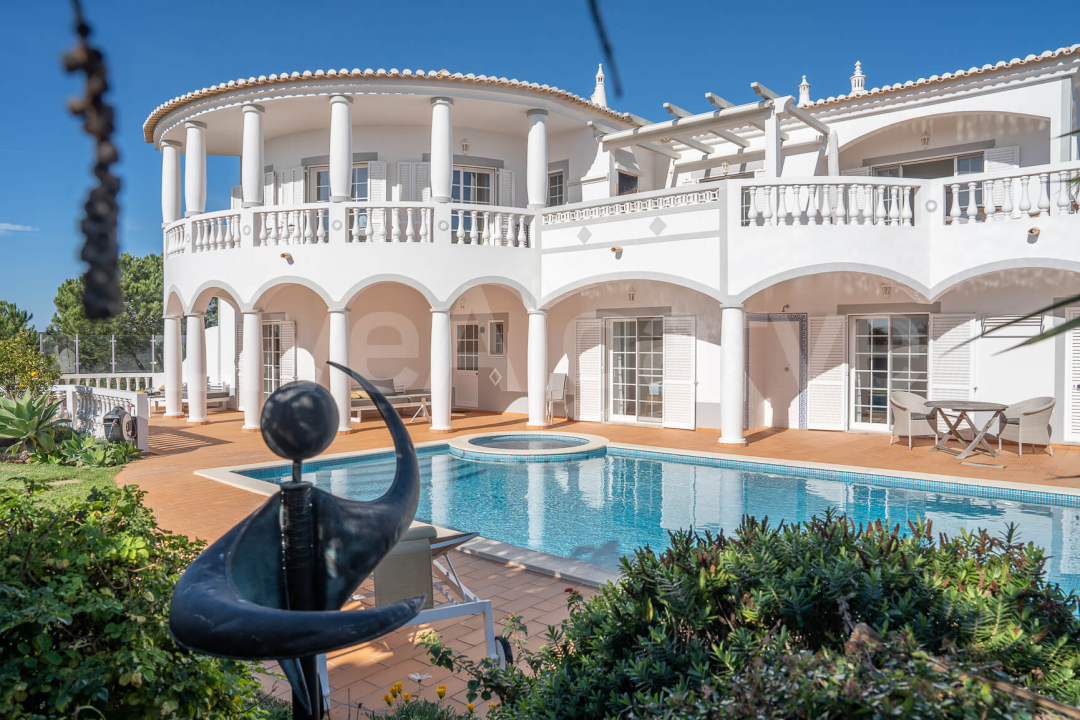 EXCLUSIF | Villa impeccable T6 avec Vue sur la Mer & le Golf à Vendre à Budens - Vila do Bispo