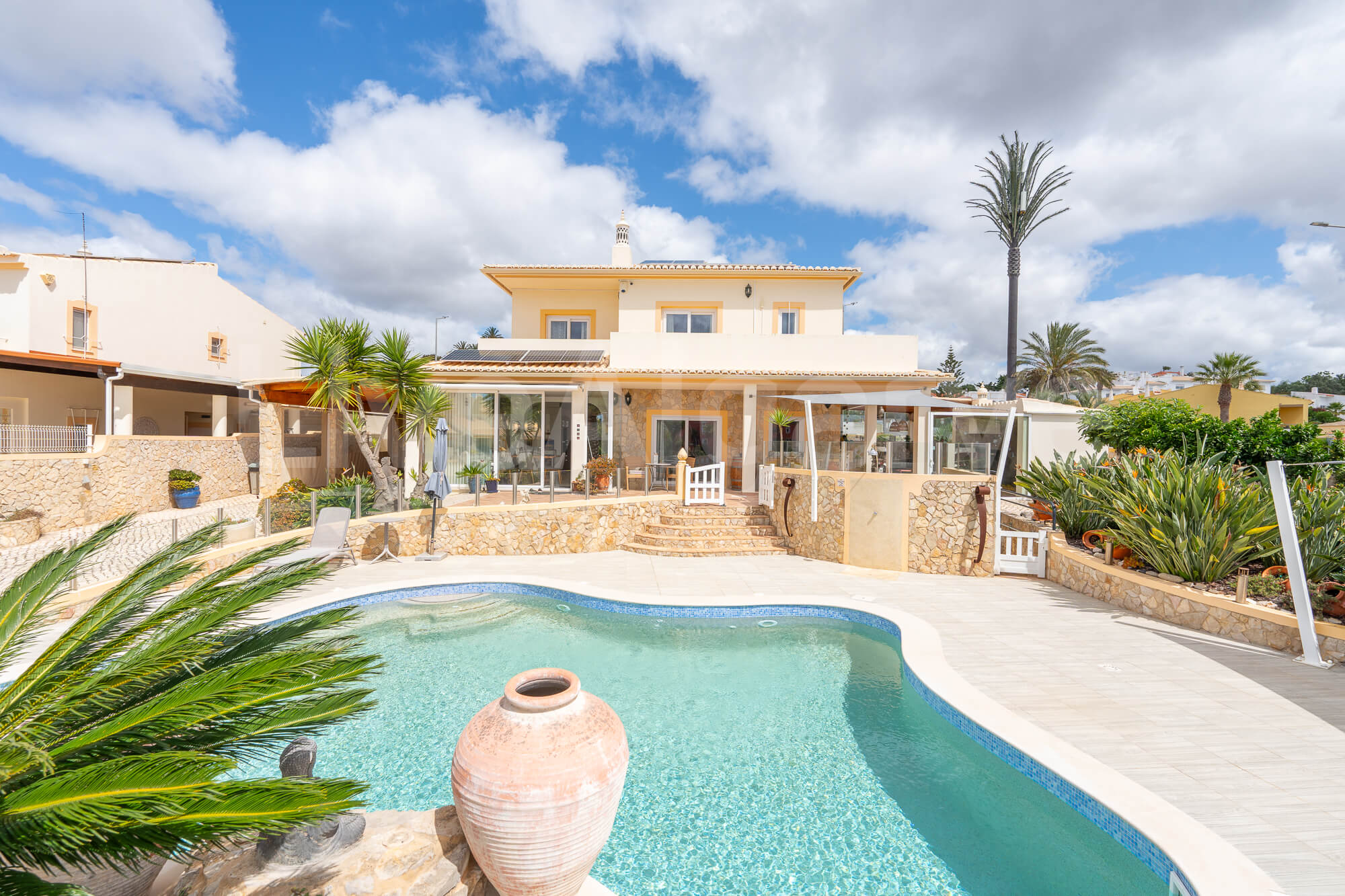 OPPORTUNITY | Charming T4 Villa in Praia da Luz for Sale - Lagos